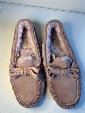 UGG Dakota Moccasin Slippers Womens 7 Purple Suede Sheepskin Lined Bow 1120880